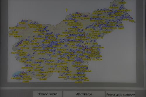Zemljevid Slovenije z označenimi sirenami po državi.